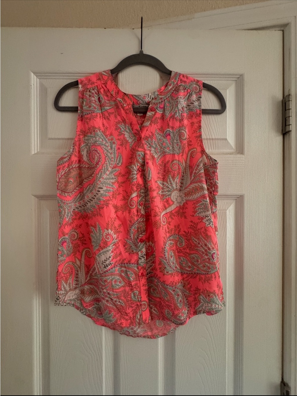 American Eagle Outfitters Coral Paisley Sleeveless Button-Down Top